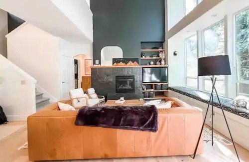 Brightwood Casa | Modern Riverfront Retreat