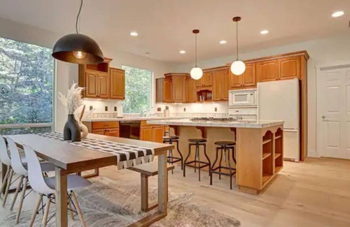 Brightwood Casa | Modern Riverfront Retreat