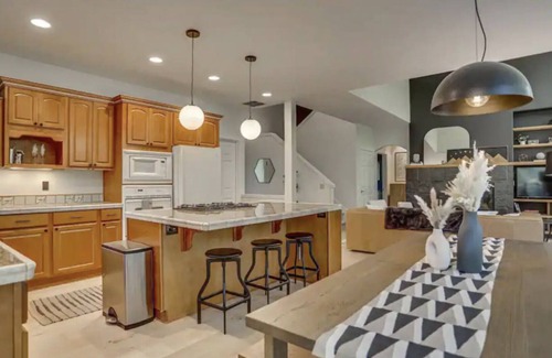 Brightwood Casa | Modern Riverfront Retreat