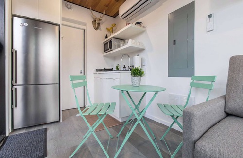 Rileyville Cabina | Modern Riverside Cabin w Hot Tub, Fire Pit, Kayaks