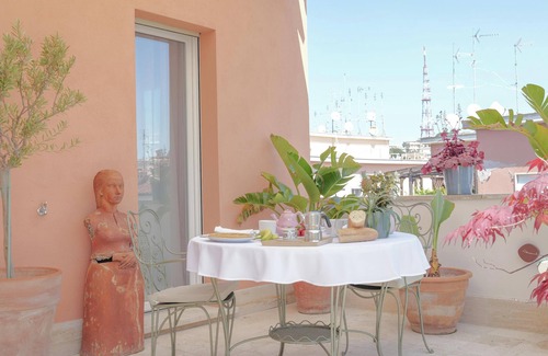 Trionfale Condominio | Modern Rooftop Getaway: Arte della Medaglia Gallery House