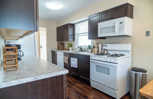 Mundelein Apartamento | Modern Rooftop Retreat in Downtown Mundelein