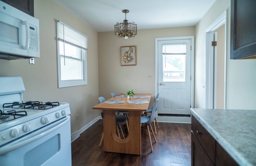 Mundelein Apartamento | Modern Rooftop Retreat in Downtown Mundelein