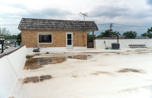 Mundelein Apartamento | Modern Rooftop Retreat in Downtown Mundelein
