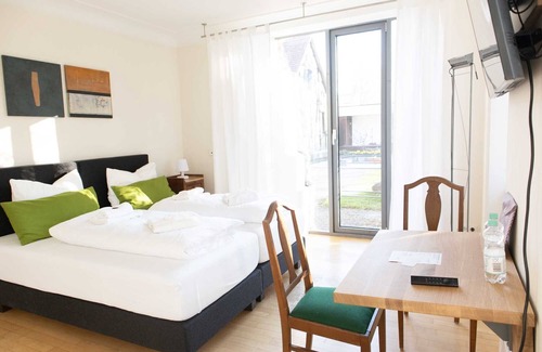Riedlingen Cama Y Desayuno | modern room in historic villa 1