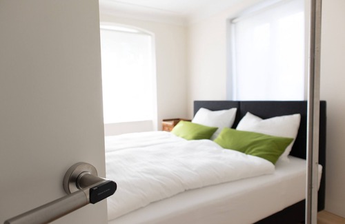Riedlingen Cama Y Desayuno | modern room in historical villa 2