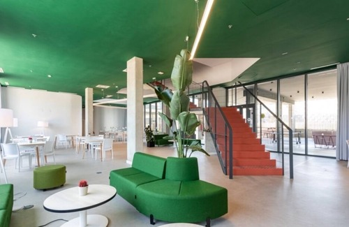 Milagrosa Apartamento | Modern Room with High-Speed Wi-Fi in Pamplona