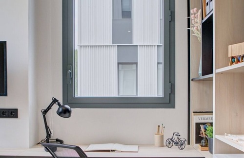 Milagrosa Apartamento | Modern Room with High-Speed Wi-Fi in Pamplona