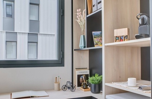 Milagrosa Apartamento | Modern Room with High-Speed Wi-Fi in Pamplona