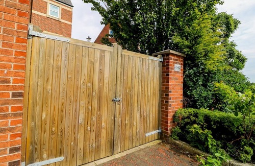 Newcastle-upon-Tyne Casa | Modern Room with Private Outdoor space | Pass The Keys