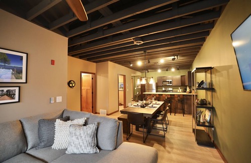 Minocqua Condominio | Modern Rustic 2BR Condo in Downtown Minocqua—Walk to Shops, Dining & Lake