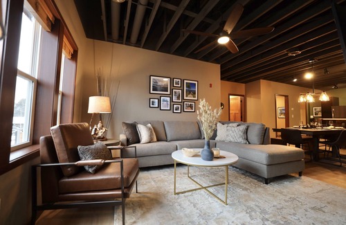 Minocqua Condominio | Modern Rustic 2BR Condo in Downtown Minocqua—Walk to Shops, Dining & Lake