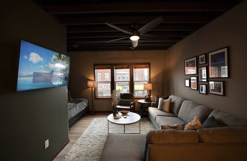 Minocqua Condominio | Modern Rustic 2BR Condo in Downtown Minocqua—Walk to Shops, Dining & Lake