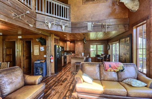 Deadwood Cabina | Rústico moderno 4 BR Black Hills Sanctuary con jacuzzi y piscina climatizada compartida!