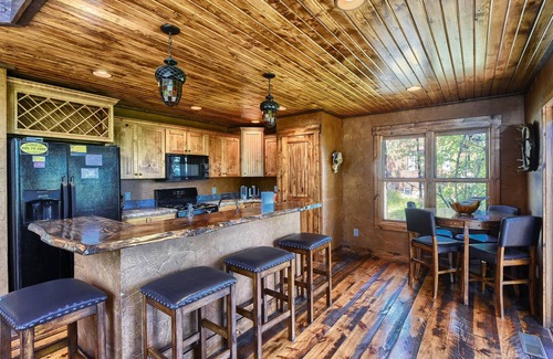 Deadwood Cabina | Rústico moderno 4 BR Black Hills Sanctuary con jacuzzi y piscina climatizada compartida!