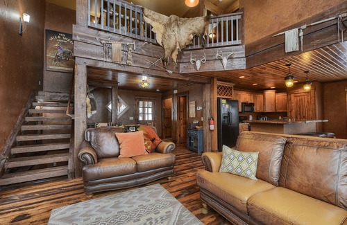 Deadwood Cabina | Rústico moderno 4 BR Black Hills Sanctuary con jacuzzi y piscina climatizada compartida!