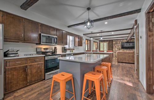 Briar Crest Woods Casa | Modern & Rustic lake home in Poconos