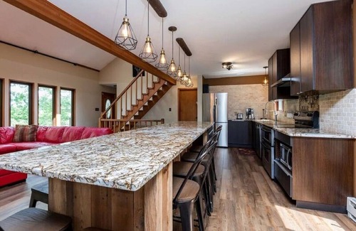 Bushkill Cabina | Modern Rustic Lodge! 2 min. walk to Ski Slopes, 6TVs, Linens, WiFi, A/C, Firepit