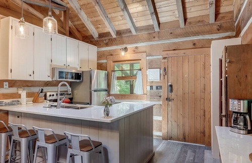 Cataloochee Ranch Cabina | Modern, Rustic Log Cabin. Secluded, Close to Cataloochee. Fast WiFi!