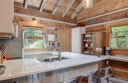 Cataloochee Ranch Cabina | Modern, Rustic Log Cabin. Secluded, Close to Cataloochee. Fast WiFi!