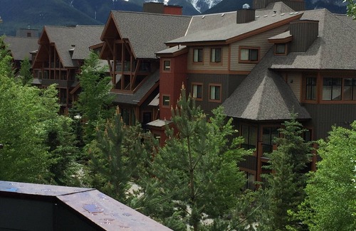 Canmore Condominio | Condominio de estilo loft recién renovado. Camas XL Vistas a la montaña y piscina.