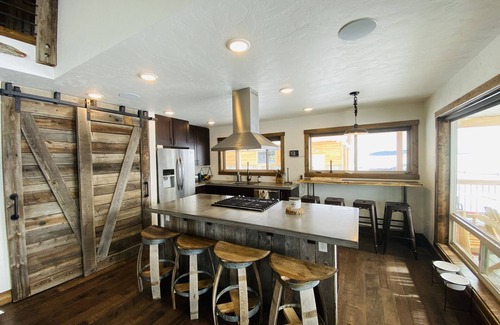 West Yellowstone Cabina | MODERN RUSTIC CABIN WITH WATER ACCESS AND BOAT DOCK [SLEEPS 17]