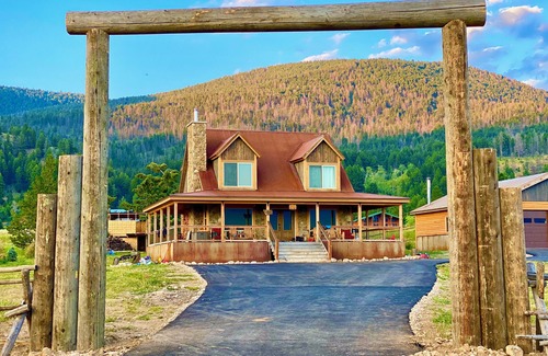 West Yellowstone Cabina | MODERN RUSTIC CABIN WITH WATER ACCESS AND BOAT DOCK [SLEEPS 17]