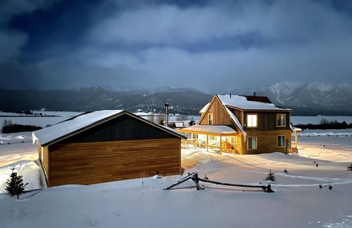West Yellowstone Cabina | MODERN RUSTIC CABIN WITH WATER ACCESS AND BOAT DOCK [SLEEPS 17]