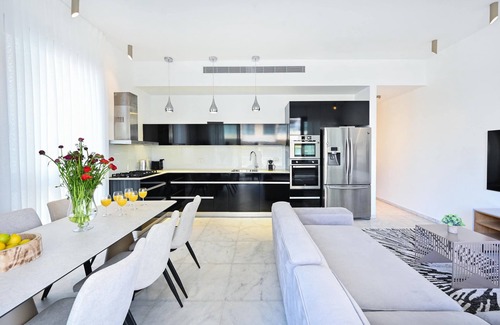 Tel Aviv City Center Apartamento | Modern Sea View 3BR on Frishman Beach by HolyGuest