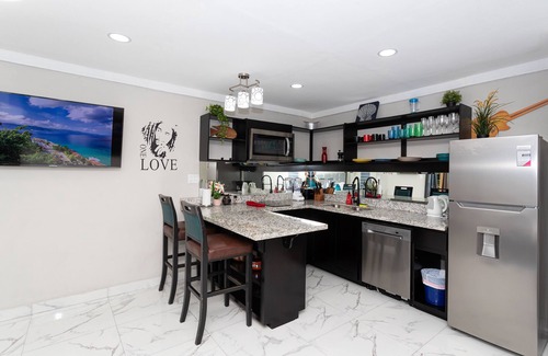 Montego Bay Apartamento | Modern Sea View Renovated Studio Hip Strip