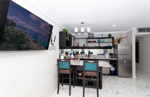 Montego Bay Apartamento | Modern Sea View Renovated Studio Hip Strip