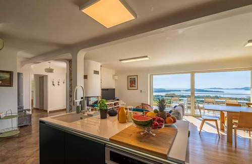Porto-Vecchio Villa | Villa moderna con vista al mar, piscina, servicio completo, llegada domingo salida