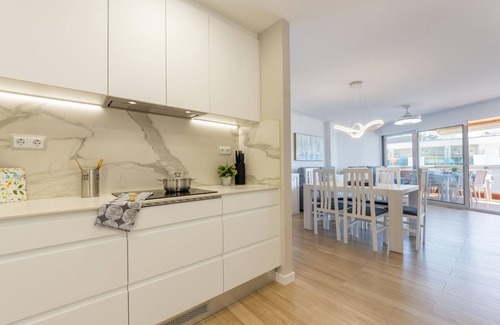 Vilafortuny Apartamento | Apartamento moderno frente al mar con 3 habitaciones y vistas al Mediterráneo