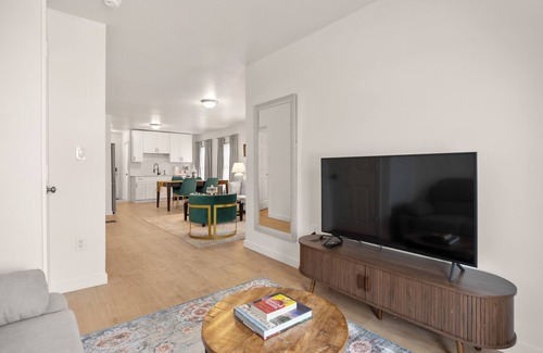 Syracuse Apartamento | Modern Serenity Stay w/ king Bed, WIFI and Central Air 1 & 1/2 baths!