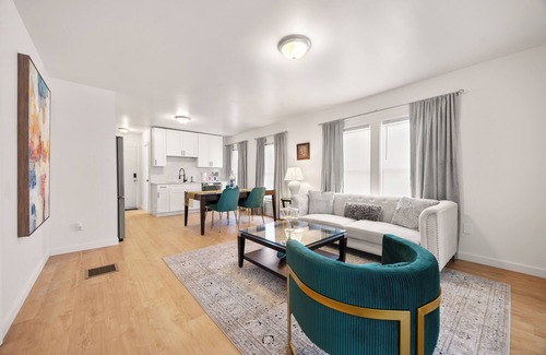 Syracuse Apartamento | Modern Serenity Stay w/ king Bed, WIFI and Central Air 1 & 1/2 baths!