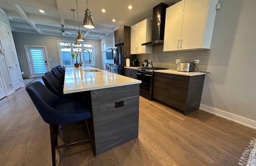 Lower West Side Casa | Modern SFH Near McCormick Place & Soldier Field