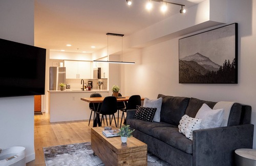 Whistler Creekside Condominio | Modern Air Condition 1 BR: Sleeps 4, Hot Tub, Pool, BBQ. Steps to Gondola, Shops
