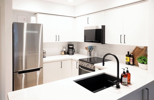 Whistler Creekside Condominio | Modern Air Condition 1 BR: Sleeps 4, Hot Tub, Pool, BBQ. Steps to Gondola, Shops