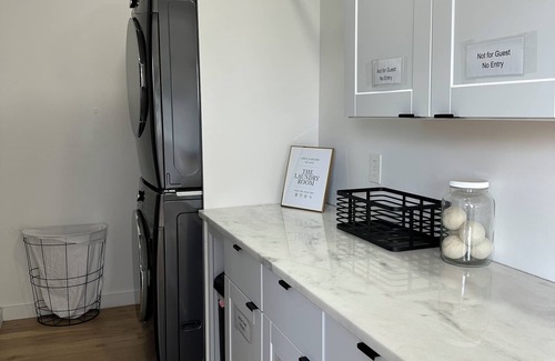 Kansas City Casa | Modern Sleek Home! Near ALL Entertainment Districts!