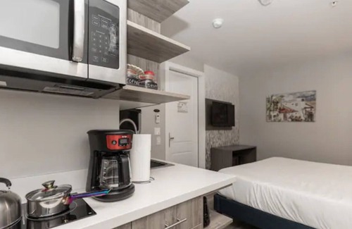 Old Town Casa | Modern Sleek Oldtown Apt w/ WiFi + Cable
