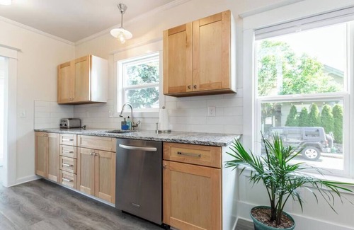 Richmond Casa | Modern, Sleek & Stylish: 2 blocks from Hawthorne!