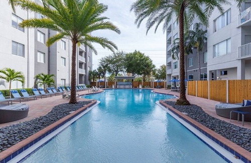 Channel District Apartamento | Moderno + Inteligente | Rey | 55 "y 43" TV | Capacidad para 4