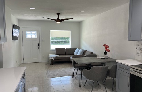 Ballast Point Condominio | Modern South Tampa 1/2 Duplex with Private Yard
