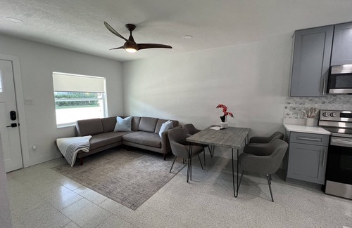 Ballast Point Condominio | Modern South Tampa 1/2 Duplex with Private Yard
