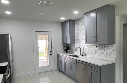 Ballast Point Condominio | Modern South Tampa 1/2 Duplex with Private Yard