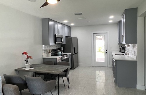 Ballast Point Condominio | Modern South Tampa 1/2 Duplex with Private Yard