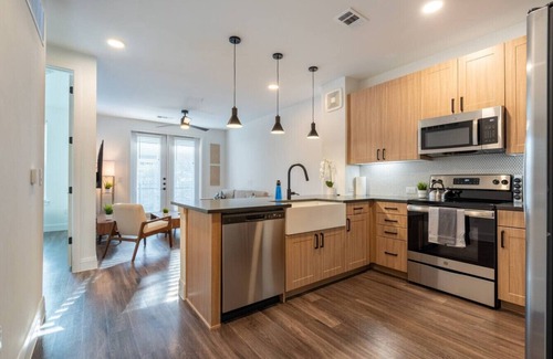 Hancock Apartamento | Modern Space near UT King Bed