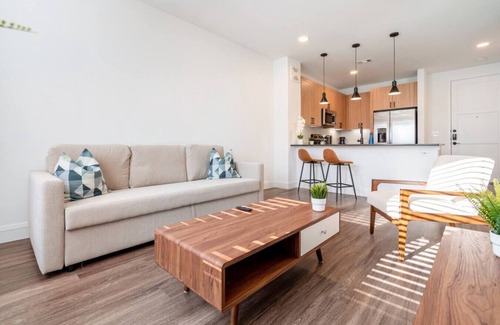 Hancock Apartamento | Modern Space near UT King Bed