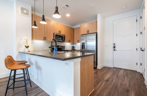 Hancock Apartamento | Modern Space near UT King Bed