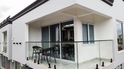 Accra Casa | Modern Spacious 1BR Studio Apt with Smart lock, Fast Wifi & Secure parking in Oyarifa, Accra